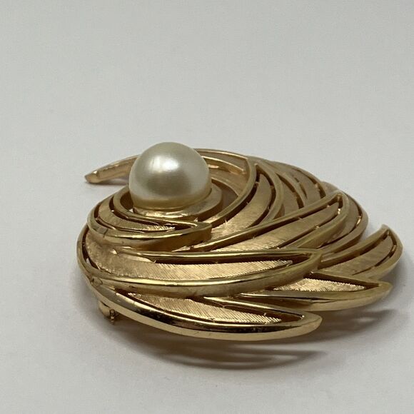 Crown Trifari Brooch Pin Swirl Gold Tone Faux Pearl Vintage Retro Classic MCM - Picture 13 of 15